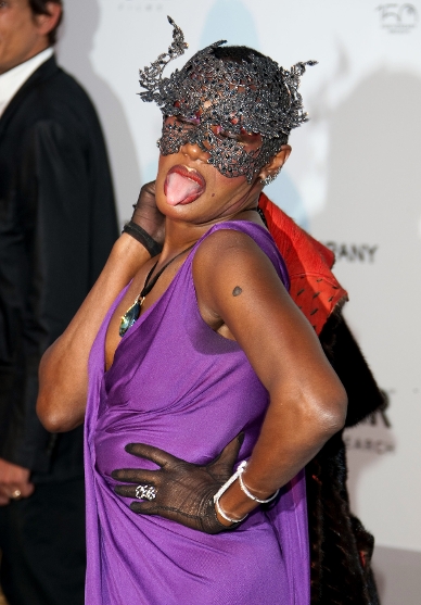 FOTO Legendarna Grace Jones v bizarnih oblačilih