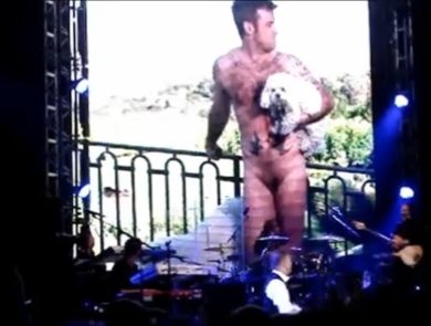 VIDEO Popolnoma gol Robbie Williams pred tritisoč ljudmi