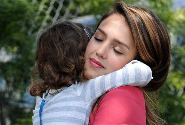 UAU! Lepa Jessica Alba tudi na ulici izgleda kot iz naslovnice