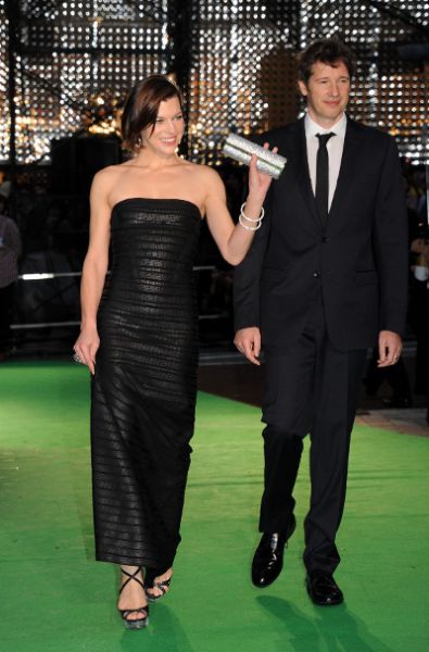 Prelepa Milla Jovovich: V oprijeti obleki se je komaj premikala!
