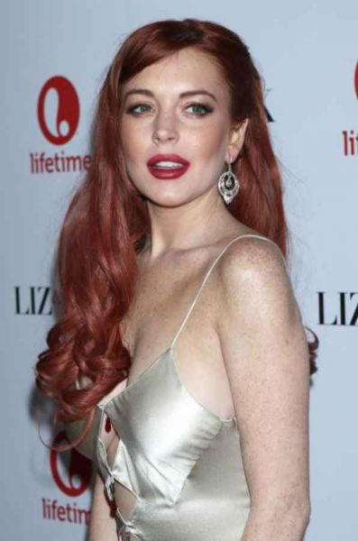 Ojoj! Lindsay Lohan brez modrčka: Oprsje ji je skoraj viselo čez obleko
