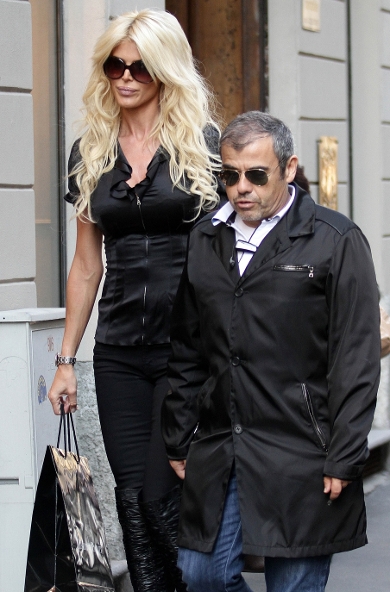 BIZARNO Bujna Victoria Silvsted ima dve glavi manjšega fanta
