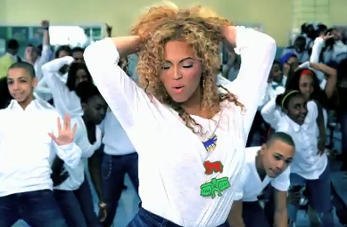 OPA! Beyonce se je prelevila v seksi šolarko, ki miga z ritko