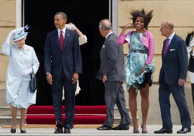 OPS! Veter dvignil krilo prvi dami Michelle Obama