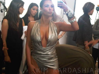 FOTO Kim Kardashian na Twitterju razkazuje bujni dekolte