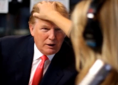 VIDEO Donald Trump dokazal, da na glavi ne nosi lesulje!