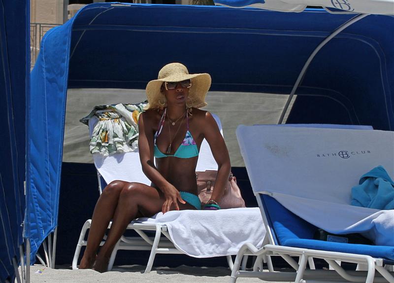 FOTO Izklesana Kelly Rowland uživala v moški družbi
