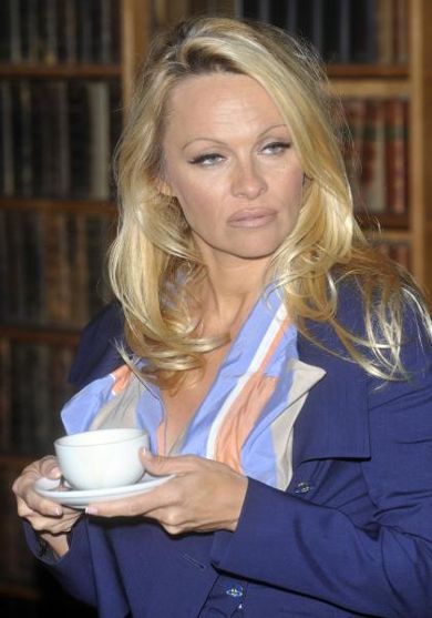 FOTO Pamela Anderson izgleda bolj vulgarno oblečena kot gola