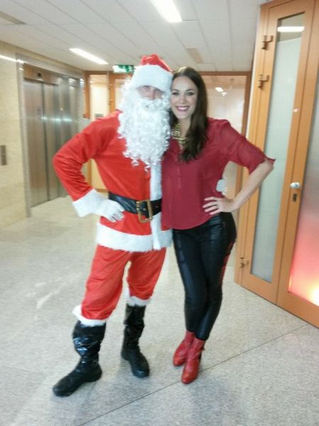 FOTO! Rebeka Dremelj z Božičkom obiskala otroke na Pediatrični kliniki!