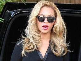 ŠOK Beyonce: Postala platinasto blond in si pobelila kožo?!
