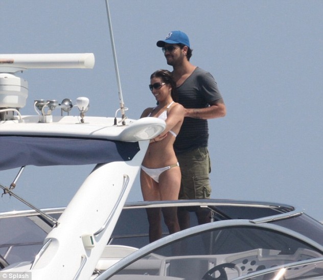 FOTO Eva Longoria in njen 10 let mlajši ljubček uživata na jahti