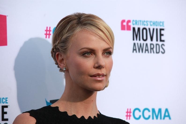 Charlize Theron: Gola se snema le iz strani