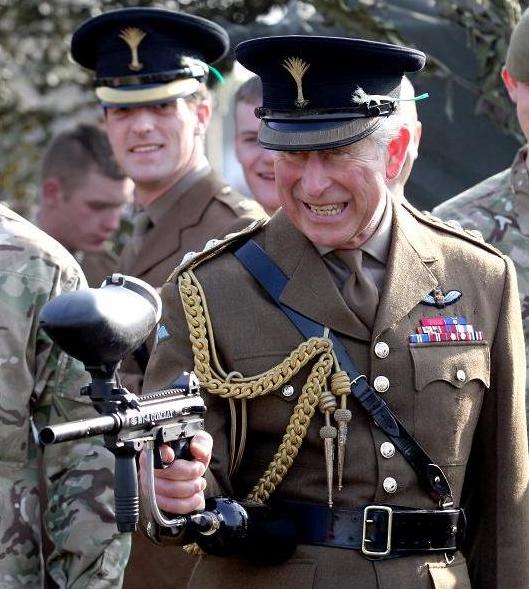 FOTO Princ Charles poziral kot Umazani Harry