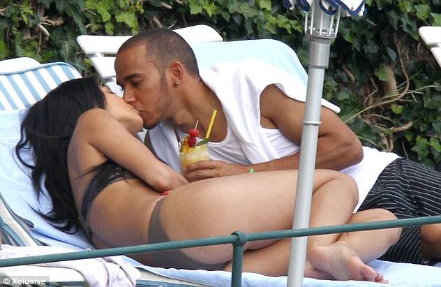 Nicole Scherzinger ne more umakniti rok s svojega Lewisa