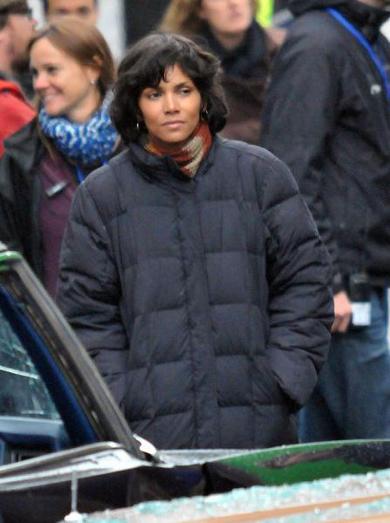 Šok! Halle Berry bolnico zapustila v invalidskem vozičku