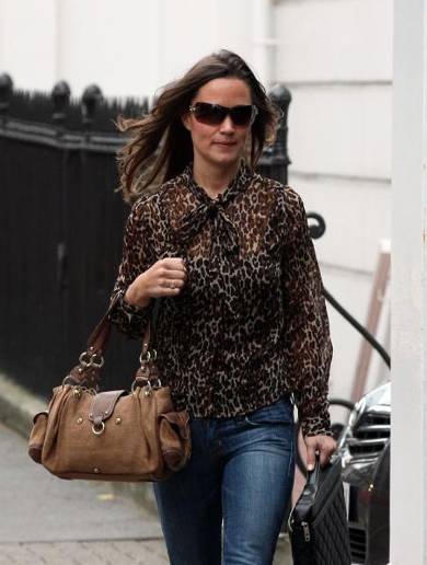 Modni kiks! Pippa Middleton: Prosojna srajčka jo je postarala za 10 let!