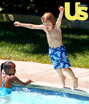 FOTO Shiloh Jolie-Pitt nosi tudi fantovske kopalke