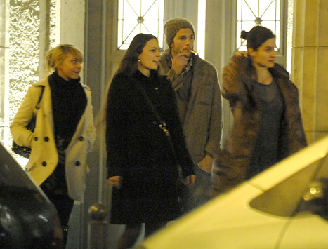 Foto: Ashton Kutcher v Berlinu žural z dekletom podobnim Demi