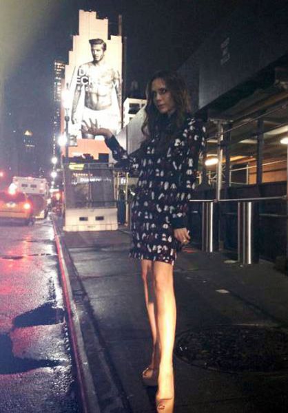 OPA! Victoria Beckham moža zagrabila za mednožje
