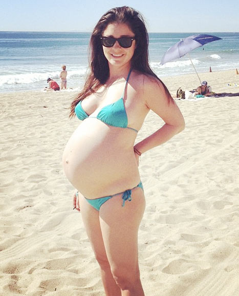 Katera zvezdnica je v mini bikinkah pokazala ogromen nosečniški trebušček?