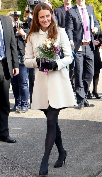 Kate Middleton pod belim plaščem skrivala trebušček