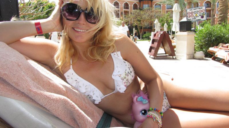 VROČE Uživa v Egiptu: Saša Lendero v bikini kopalke z malo slabe vesti