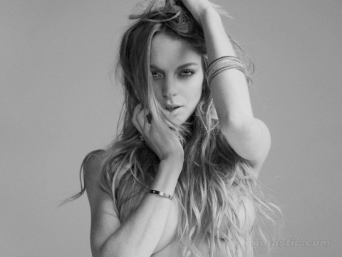 OPA! Lindsay Lohan dokazala, da je še vedno seksi: Pozirala zgoraj brez