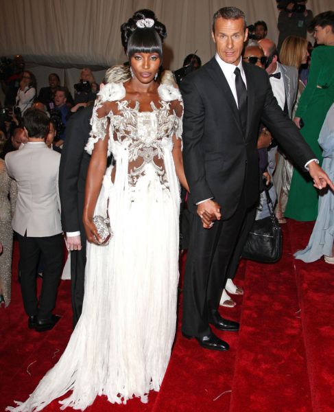 GROZA Naomi Campbell šokirala z bizarno belo toaleto