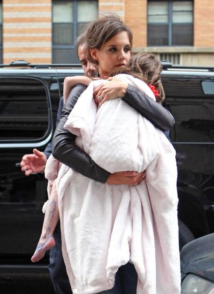 Svojeglava Suri Cruise naokoli hodi bosa, v pižami in s porisanimi nogami
