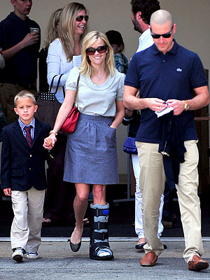 FOTO Poškodovana Reese Witherspoon: Zakaj nosi opornico?