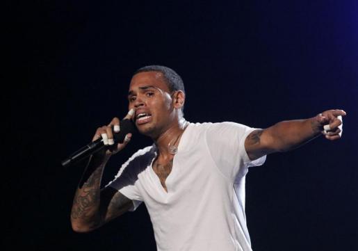 VIDEO Chris Brown med nastopom jokal kot dež