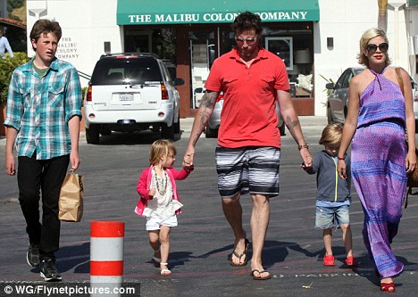Tori Spelling na sprehodu s svojo veliko družino