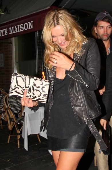 ŠOK Kate Moss s prijateljicami spila 120 steklenic žganih pijač