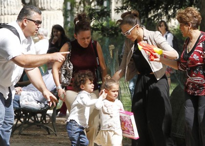 FOTO Jennifer Lopez na pariškem potepu z dvojčkoma