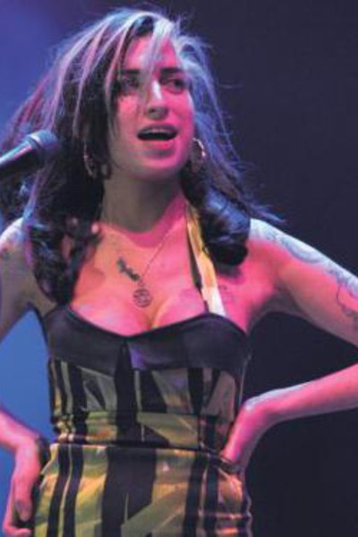 PIJANA Amy Winehouse: Na koncertu v njo metali steklenice!