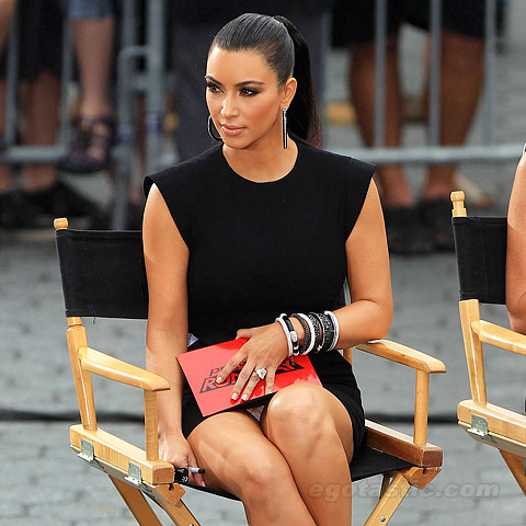 OPA! Kim Kardashian: Prekrižala noge in pokazala bele hlačke