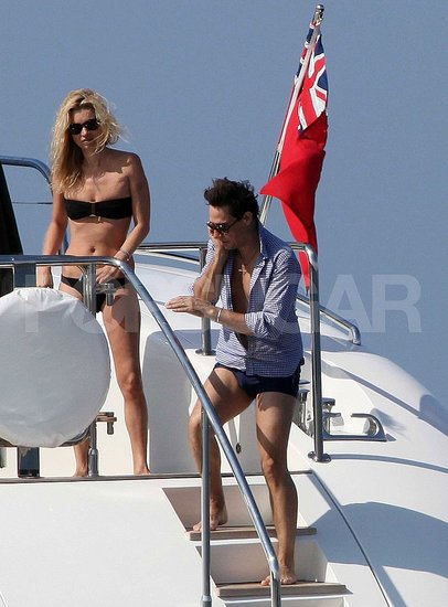 Sveže poročena Kate Moss v bikinkah na razkošni jahti