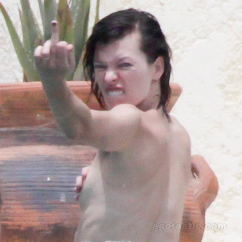 Opa! Razgaljena Milla Jovovich paparacem pokazala sredinca