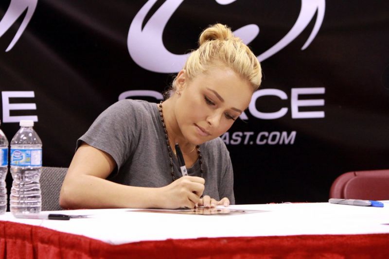 Recesija med zvezdniki: Hayden Panettiere za avtogram računa!