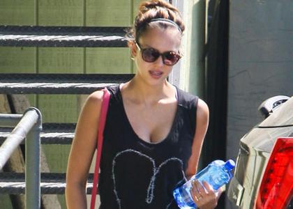 Foto: Jessica Alba se že poti v telovadnici