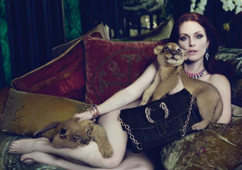 HOT! 49-letna Julianne Moore golo telo zakrila le s torbico