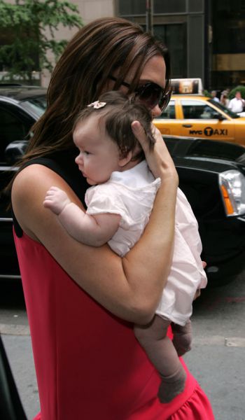 Harper Seven Beckham pri 8ih tednih že bolj slavna od Gage in Bieberja