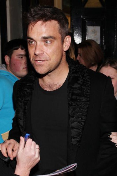 Robbie Williams: Mednožje pokril zgolj z listom