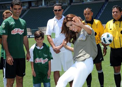FOTO Eva Longoria v ultra visokih petkah igrala nogomet