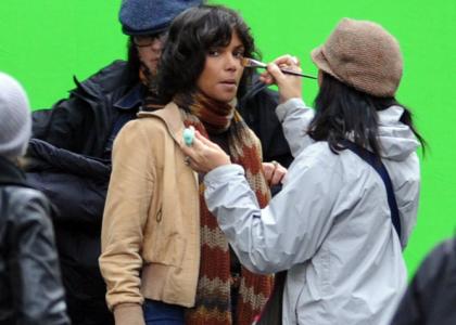 Ojoj! Halle Berry: Staromodna frizura jo postara za deset let