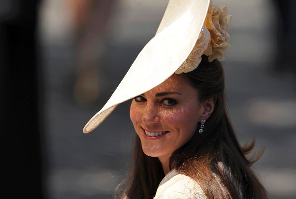 Kate Middleton ustregla kraljici in ostro zavrnila medije