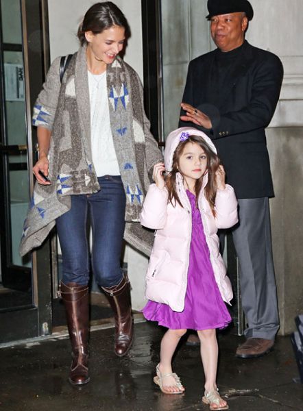 Suri Cruise se ne ozira na letne čase: V dež v sandalih!