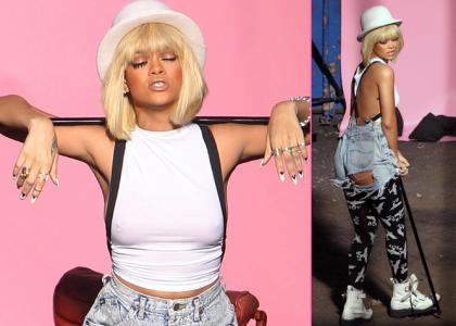 Rihanna kot plavolasa zapeljivka v strganih hlačkah
