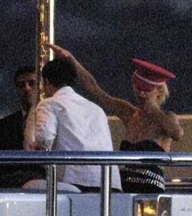FOTO Paris Hilton pozdravlja na nacističen način