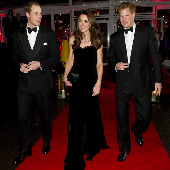Uau! Kate Middleton v elegantni črni obleki pokazala izklesane roke